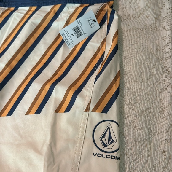 Volcom men’s board shorts NWT - Picture 2 of 2